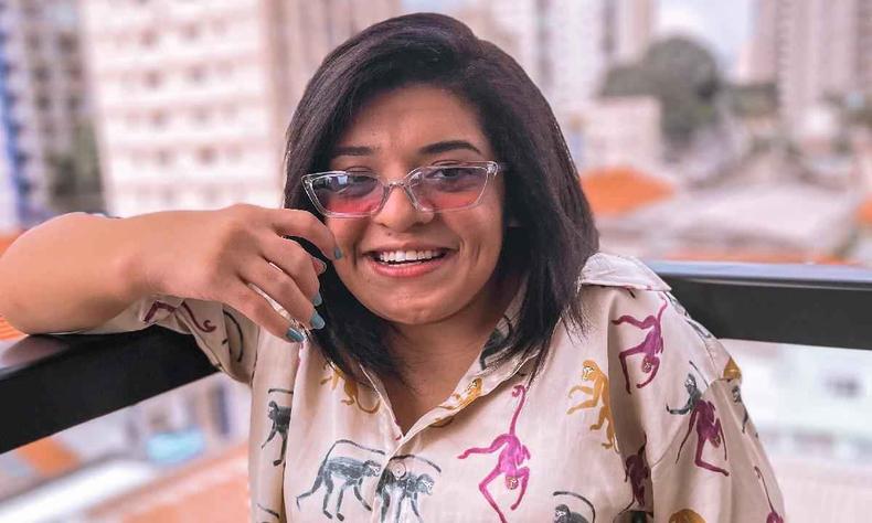 Pequena Lo viralizou pela primeira vez com o vídeo sobre o filme High School Musical(foto: Arquivo pessoal) A influenciadora Pequena Lo sorri para foto na sacada de um prédio