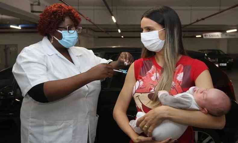 Letcia Machado, de 30 anos, foi ao lado de sua filha receber a primeira dose da vacina no Boulevard Shopping(foto: Jair Amaral/EM/D.A Press)