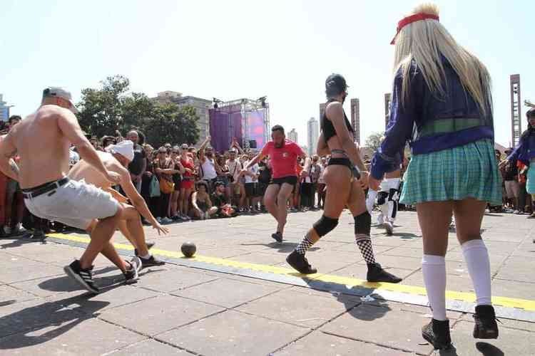 Grupo de pessoas brinca com uma bola durante apresentao de gaymada na Praa da Estao