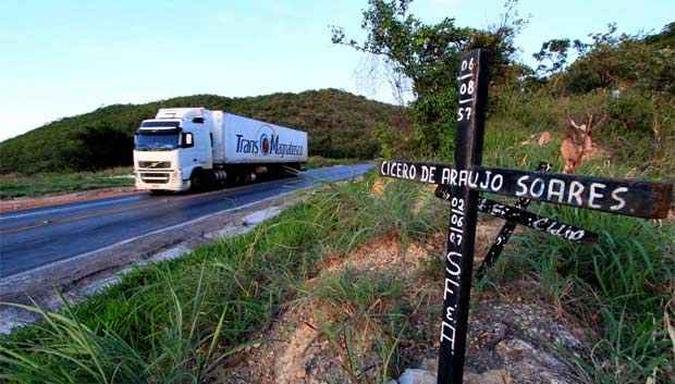 Cruzes fincadas em rodovias reconhecidamente perigosas so uma das poucas mudanas ocorridas nas estradas que cortam o estado depois de desastres fatais(foto: Solon Queiroz/Esp.EM)