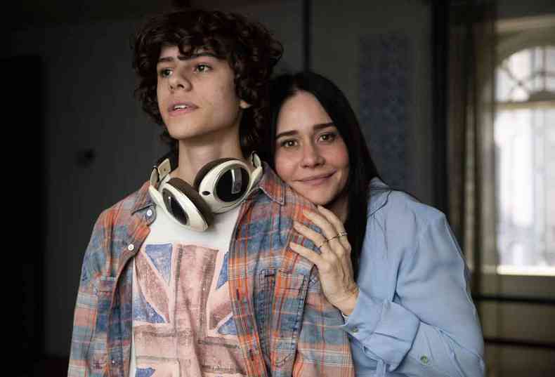Rud (Guilherme Cabral) e Guida (Alessandra Negrini) em cena da novela travessia na globo 