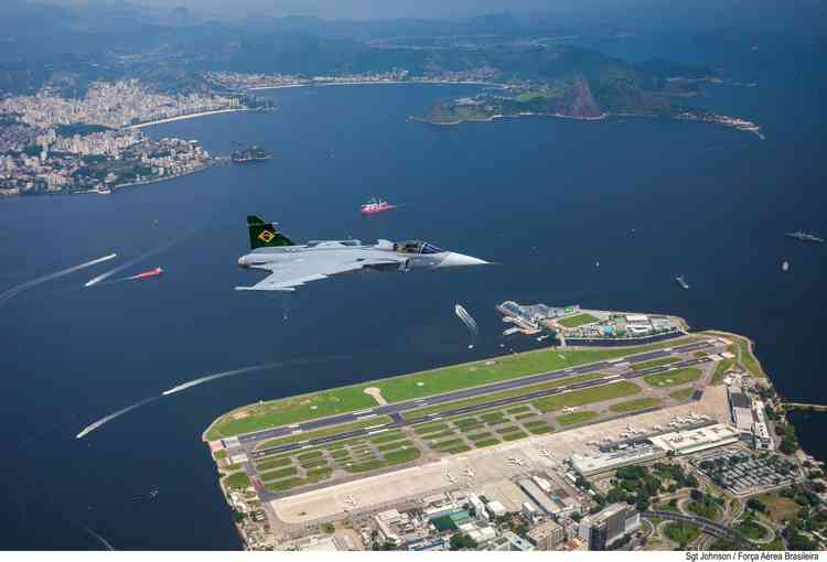 Caa Gripen sobrevoa aeroporto Santos Dumont, no Rio