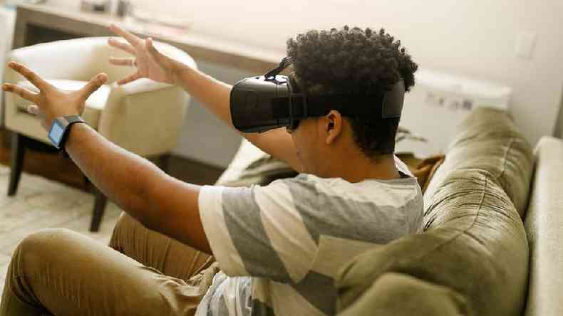 Rapaz usando culos de realidade virtual