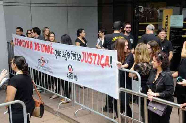 Fiscais fizeram protesto em frente ao prdio da Justia Federal (foto: Paulo Filgueiras/EM/D.A Press)