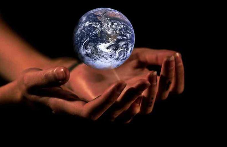 Mos seguram o planeta Terra