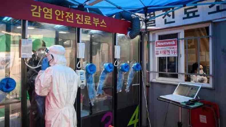 Cabines de teste de coronavrus foram montadas fora do hospital Yangii em Seul, na Coreia do Sul(foto: Getty Images)