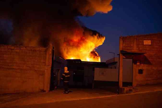 Incndio de grande propores destri galpo em Betim, na Regio Metropolitana de Belo HorizonteJorge Lopes/EM