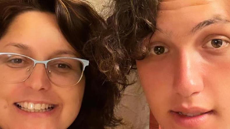 Michal Halev ( esquerda) com o filho Laor