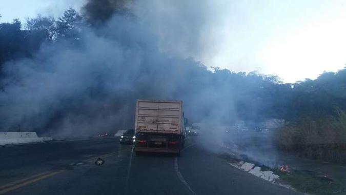 Fumaça proveniente do incêndio invadiu a pista(foto: Divulgação WhatssApp) Fumaça proveniente do incêndio invadiu a pista(foto: Divulgação WhatssApp)