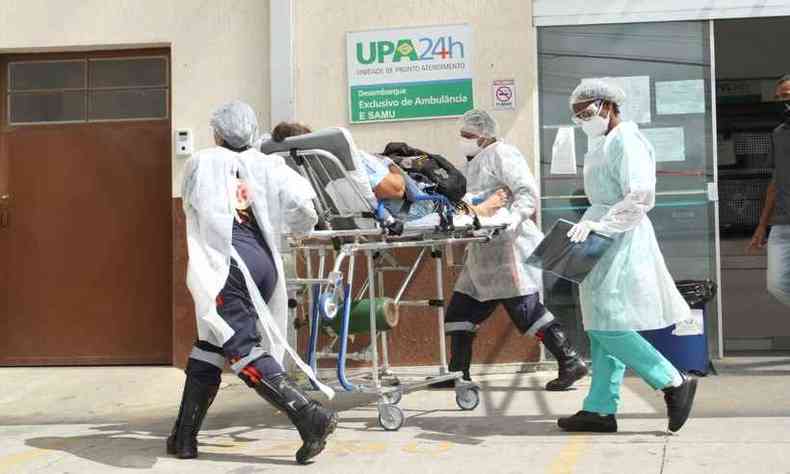 Paciente com COVID-19 sendo transferida de Ribeiro das Neves para Belo Horizonte(foto: Edesio Ferreira/EM/D.A Press)