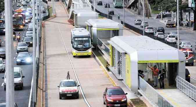 Trs das 10 linhas troncais comeam a operar no corredor da Avenida Cristiano Machado(foto: BETO NOVAES/EM/D.A PRESS )