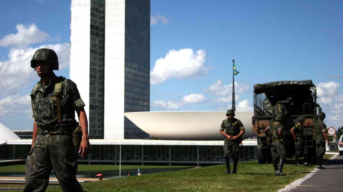 Poder Camuflado': como os militares ditam as regras do jogo no Brasil -  Politica - Estado de Minas