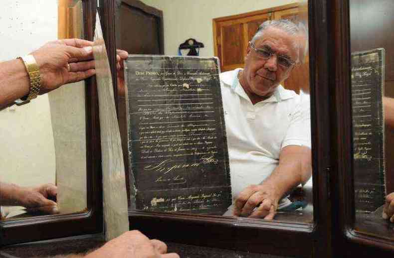 Francisco e o ttulo do bisav, escrito com caligrafia espelhada, tcnica importada dos EUA(foto: Gladyston Rodrigues/EM/D.A.Press)