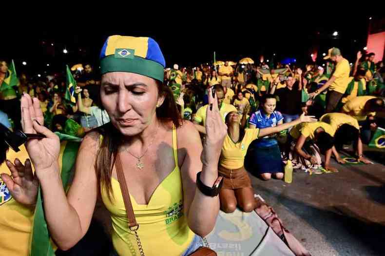 Bolsonaristas em Braslia oram durante a contagem de votos