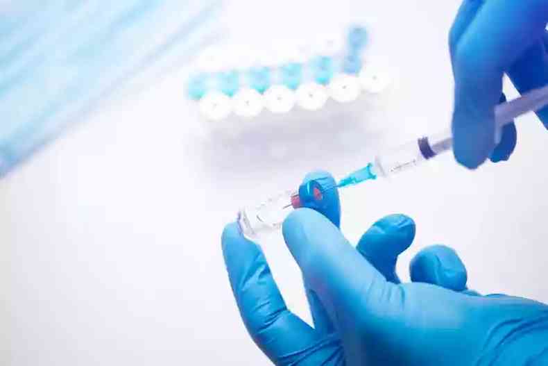Vacina contra a COVID-19 começa a ser testada no Brasil(foto: Thibault Savary/AFP)