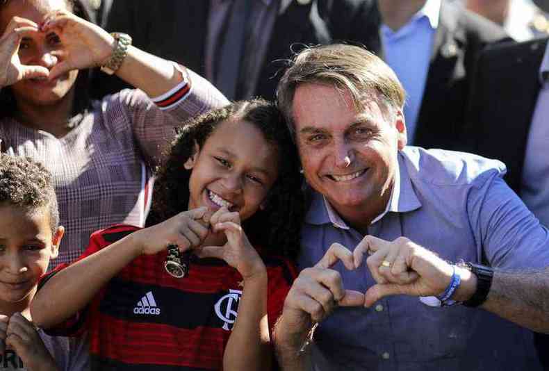 Bolsonaro e Yasmin, com a camisa que ganhou do presidente(foto: Srgio Lima/AFP)