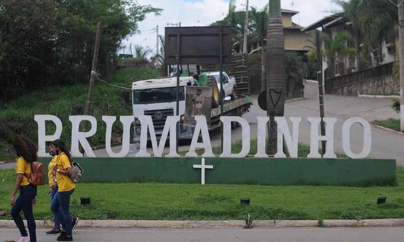 Letreiro na entrada de Brumadinho com o nome da cidade e uma cruz em memria das vtimas de rompimento de barragem