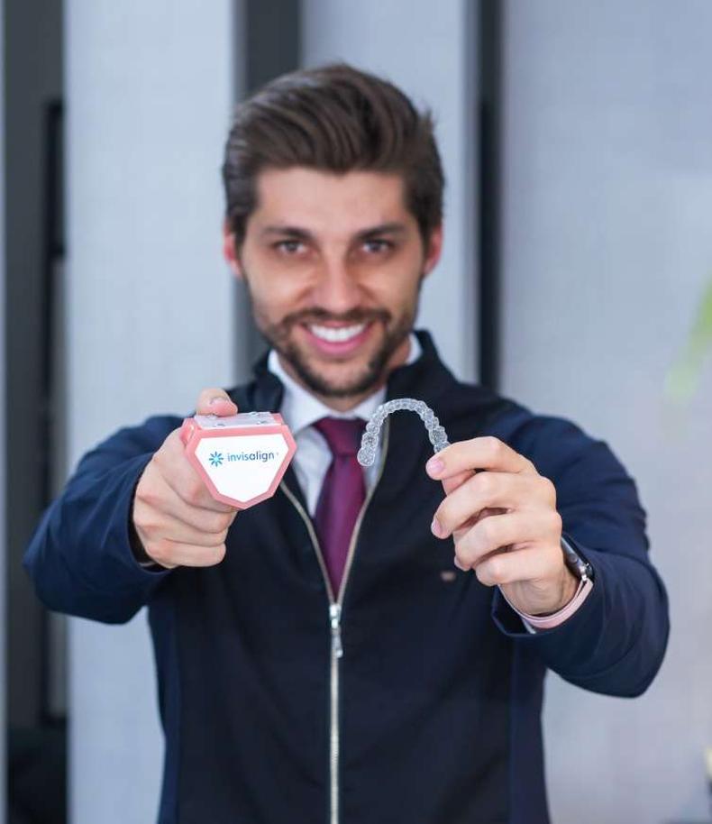 Dr. Menegucci com o Invisalign Foto: Reprodução Dr. Menegucci com o Invisalign Foto: Reprodução