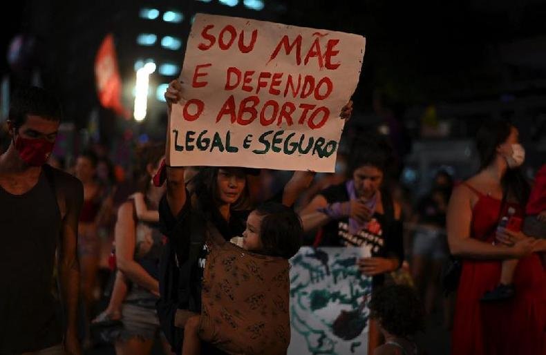 No Brasil, aborto também é assunto que divide feministas e evangélicos(foto: Getty Images) Protesto no Brasil no dia 22 de março de 2022