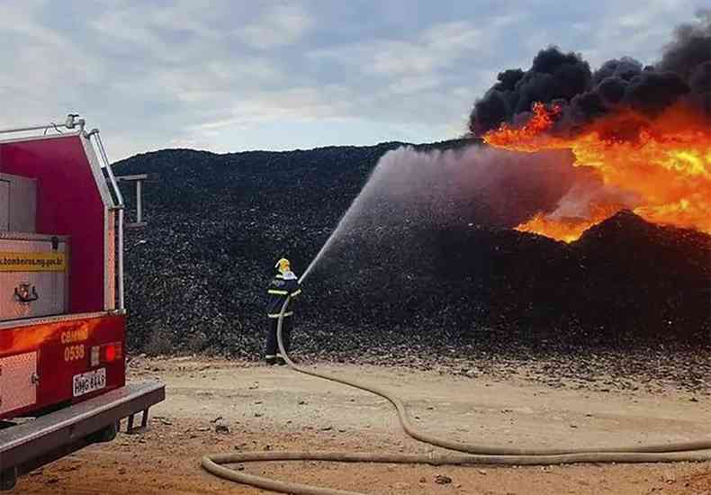 incndio em monte de pneus de depsito de Lavras em fbrica de cimento bombeiros mangueira fogo fumaa txica