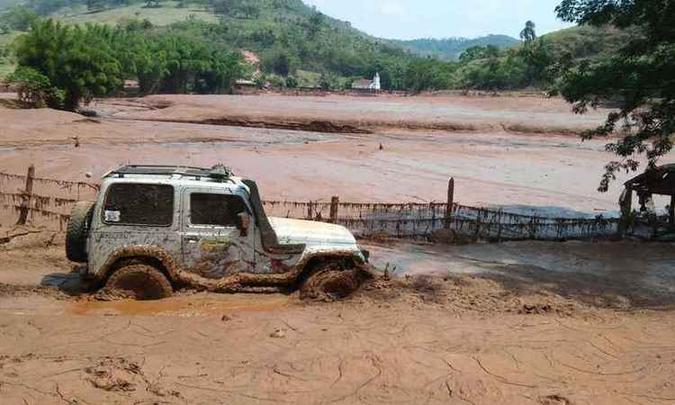 Cada clique revela a extensão da dor e do horror instalado no lugarejo tomado por um mar de lama. Até jipes de voluntários atolaram no mar de lama das cidades atingidas pela catástrofe(foto: Paulo Filgueiras - 07/11/2015) Cada clique revela a extensão da dor e do horror instalado no lugarejo tomado por um mar de lama. Até jipes de voluntários atolaram no mar de lama das cidades atingidas pela catástrofe(foto: Paulo Filgueiras - 07/11/2015)