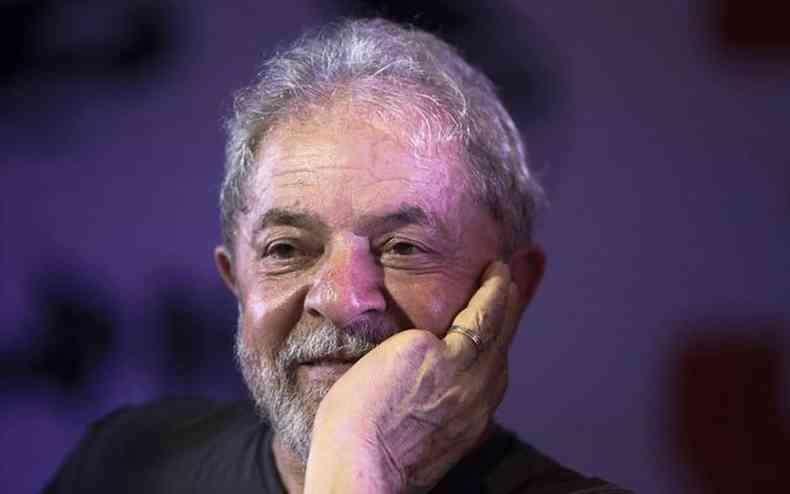 Lula sorri para a plateia em evento petista