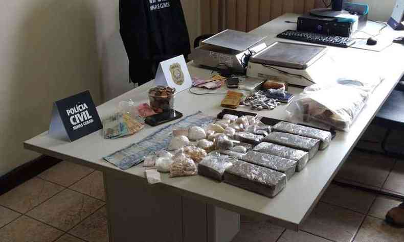 Policiais apreenderam dinheiro, drogas, material de endolao e balanas de preciso na operao Turba(foto: Gabriel Felice)