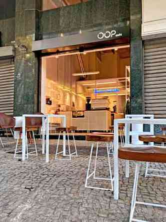 Com a reforma, o Oop Caf transferiu todas as mesas e cadeiras para a calada, aumentando a segurana(foto: Oop Caf/Divulgao)