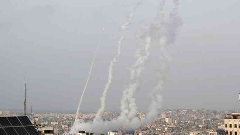 Foguetes foram disparados de Gaza para Jerusalém na segunda-feira (10/05)(foto: Reuters)