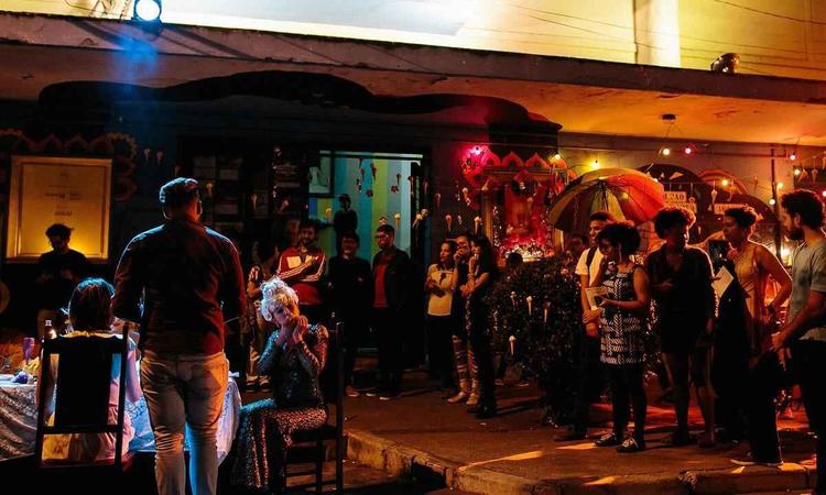 Pessoas reunidas em evento artstico em frente  sede do Galpo Cine Horto