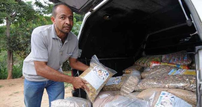 Para Geovane Pereira, que abriu loja de ra��es para p�ssaros, � preciso esfor�o para ter sucesso (foto: Gladyston Rodrigues/EM/D.A Press)