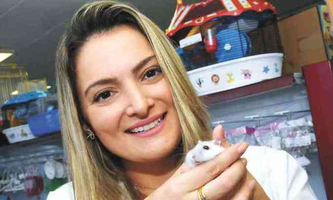 A veterinria Marcela Ortiz apresenta um hamster ano russo (foto: Euler Jnior/EM/D.A Press)