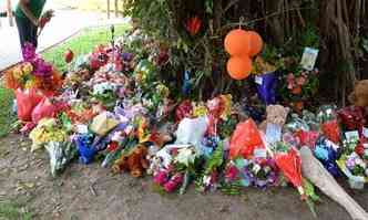 Australianos deixam flores perto do local onde ocorreu a tragdia(foto: Peter Parks / AFP Photo)