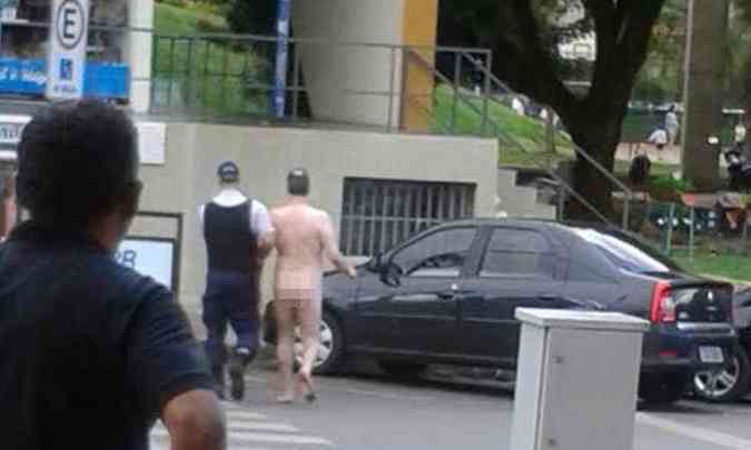 Homem foi abordado por policiais aps andar nu em Braslia(foto: Mrcia Ribeiro Abreu/Divulgao)