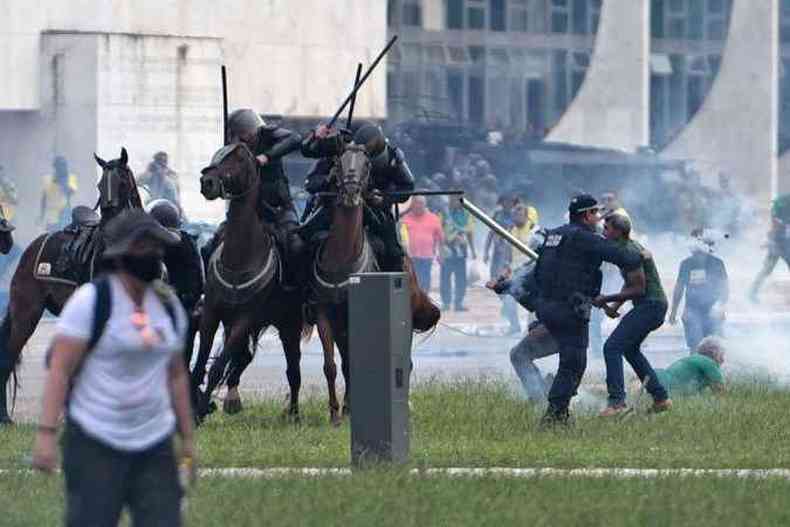 Bolsonaristas atacam policiais