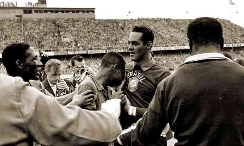 Pel chora no ombro de Gilmar e  consolado por Djalma Santos aps a conquista da Copa do Mundo de 1958, na Sucia