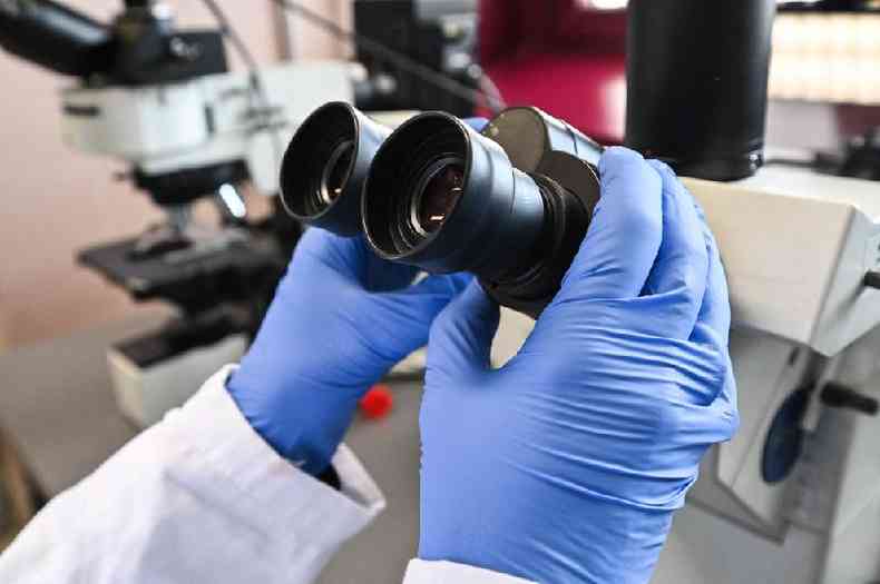 Microscópio visto no Departamento de Medicina Experimental e Ciências Bioquímicas no Hospital Policlinico di Tor Vergata, em Roma