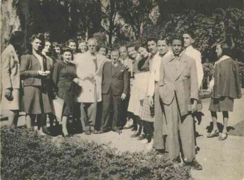 Portinari recebe Guignard e seus amigos durante as obras da Igreja da Pampulha, em 1944(foto: Projeto Portinari/Divulgao)
