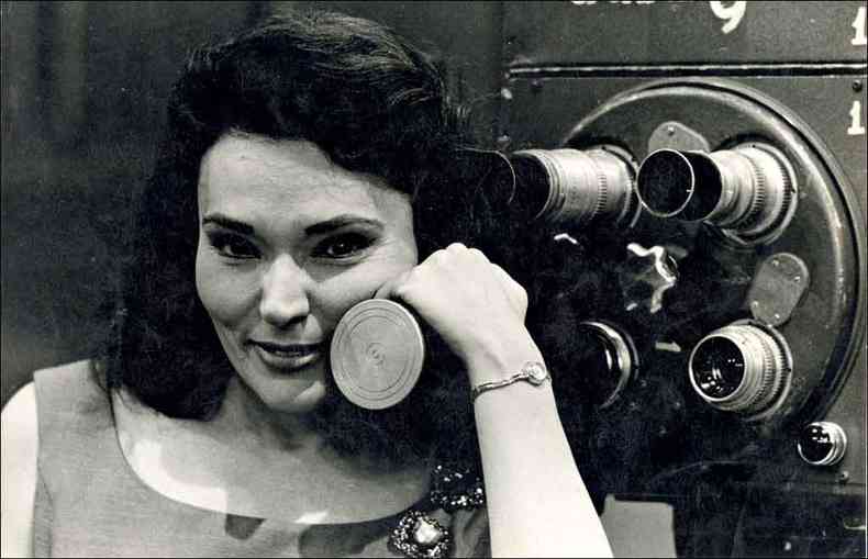 Bibi Ferreira posa para foto em 1962. Nome j reconhecido no teatro, ela estreou na TV na dcada de 1960(foto: Ed Keffel/O Cruzeiro/Arquivo EM)