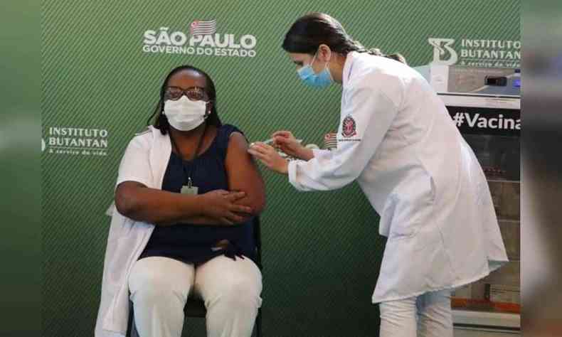 A enfermeira Monica Calazans recebe a primeira vacina contra COVID no Brasil