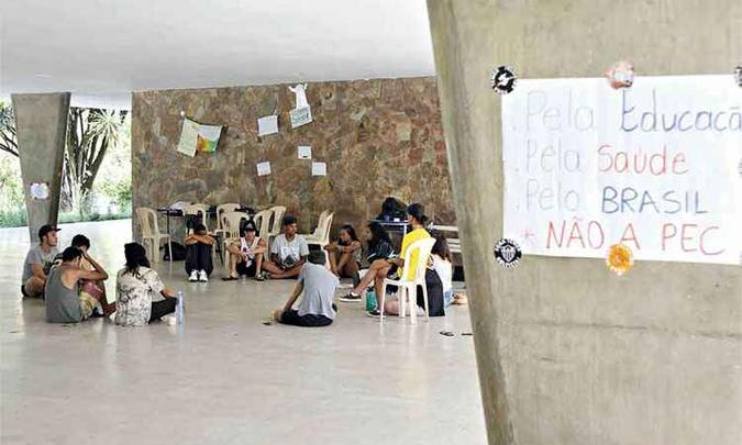 Alunos acampam no Estadual Central, em Belo Horizonte, onde outras 28 unidades de ensino são alvo de protestos(foto: Juarez Rodrigues/EM/D.A Press) Alunos acampam no Estadual Central, em Belo Horizonte, onde outras 28 unidades de ensino são alvo de protestos(foto: Juarez Rodrigues/EM/D.A Press)