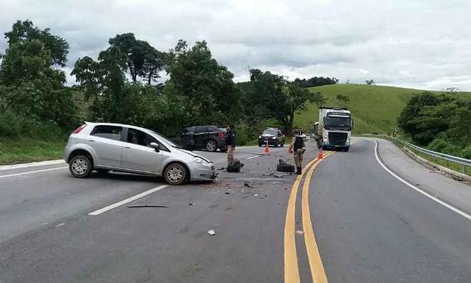 Pista ficou parcialmente interditada para o atendimento às vítimas(foto: Polícia Rodoviária Federal (PRF) / Divulgação) Pista ficou parcialmente interditada para o atendimento às vítimas(foto: Polícia Rodoviária Federal (PRF) / Divulgação)