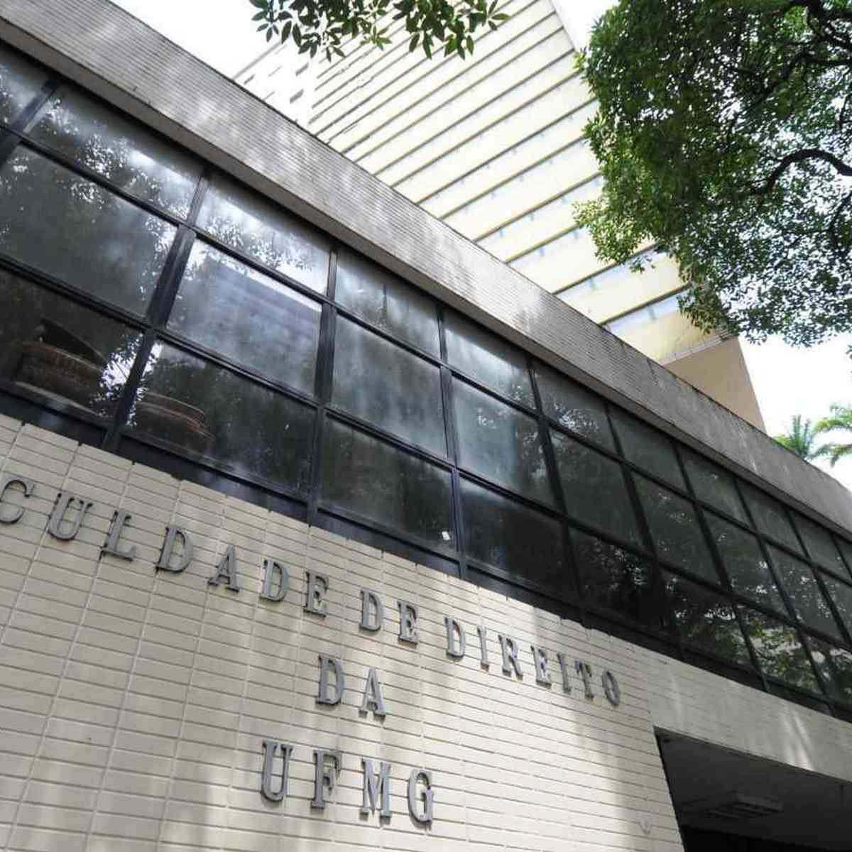 Leitura da nota da Faculdade de Direito/UFMG e da carta em defesa do Estado  Democrático de Direito 