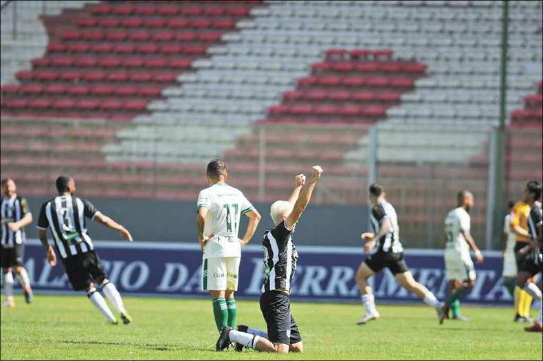 Goleado pelo time catarinense, o América é o vice-lanterna da Série B(foto: Alexandre Guzanshe/EM/D.A Press) Goleado pelo time catarinense, o América é o vice-lanterna da Série B(foto: Alexandre Guzanshe/EM/D.A Press)