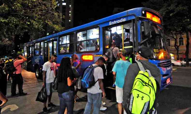 Sem trgua, apesar de acordo da prefeitura para ampliar viagens, coletivos foram passageiros a enfrentam filas durante a volta para casa (foto: Tulio Santos/EM/D.A Press)