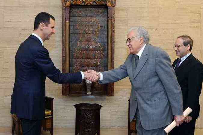 Presidente srio Bashar al-Assad sela a paz com o mediador internacional Lakhdar Brahimi(foto: AFP PHOTO/HO/SANA)