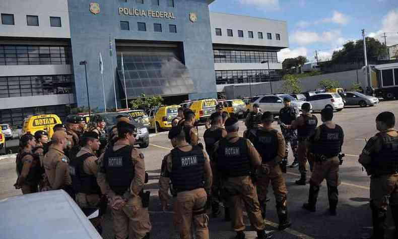 A Policia Militar refora a segurana ao redor da Superintendncia da PF em Curitiba, aps a priso do ex-presidente Lula (foto: Marcello Casal Jr./Agncia Brasil )