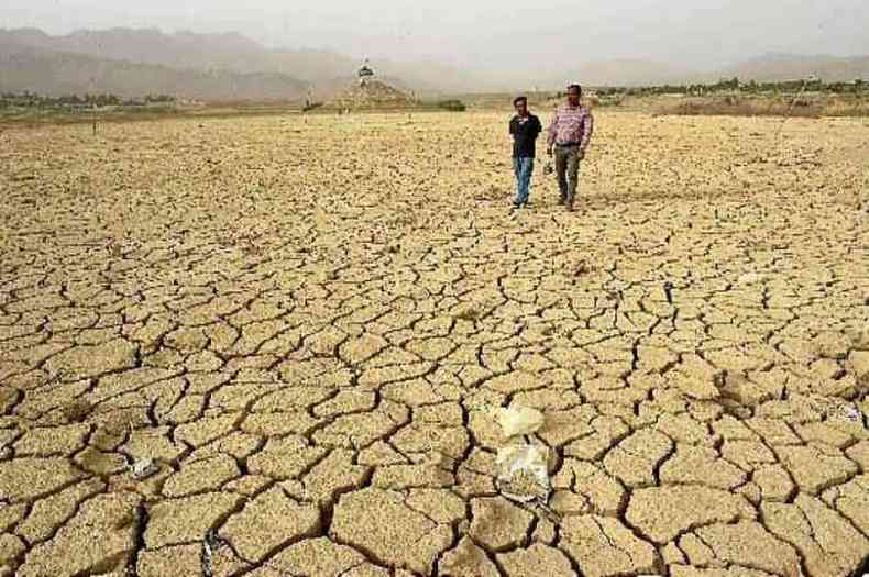 Leito seco de um lago no Paquisto: especialistas tm indicado que relao do homem com o meio ambiente