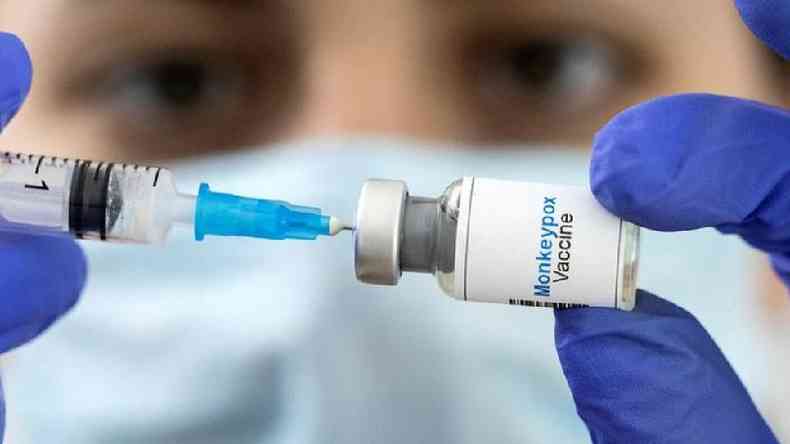Profissional de sade segura vacina contra monkeypox