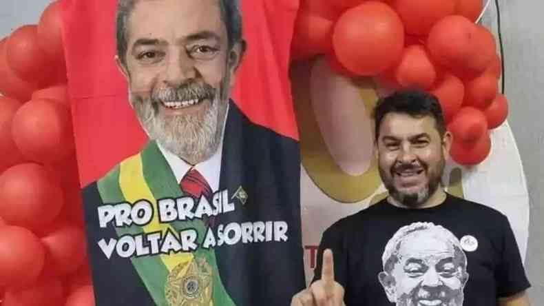 Marcelo Arruda em sua festa de aniversrio fazendo o L em referncia ao Lula, com uma bandeira do ex-presidente petista atrs.
